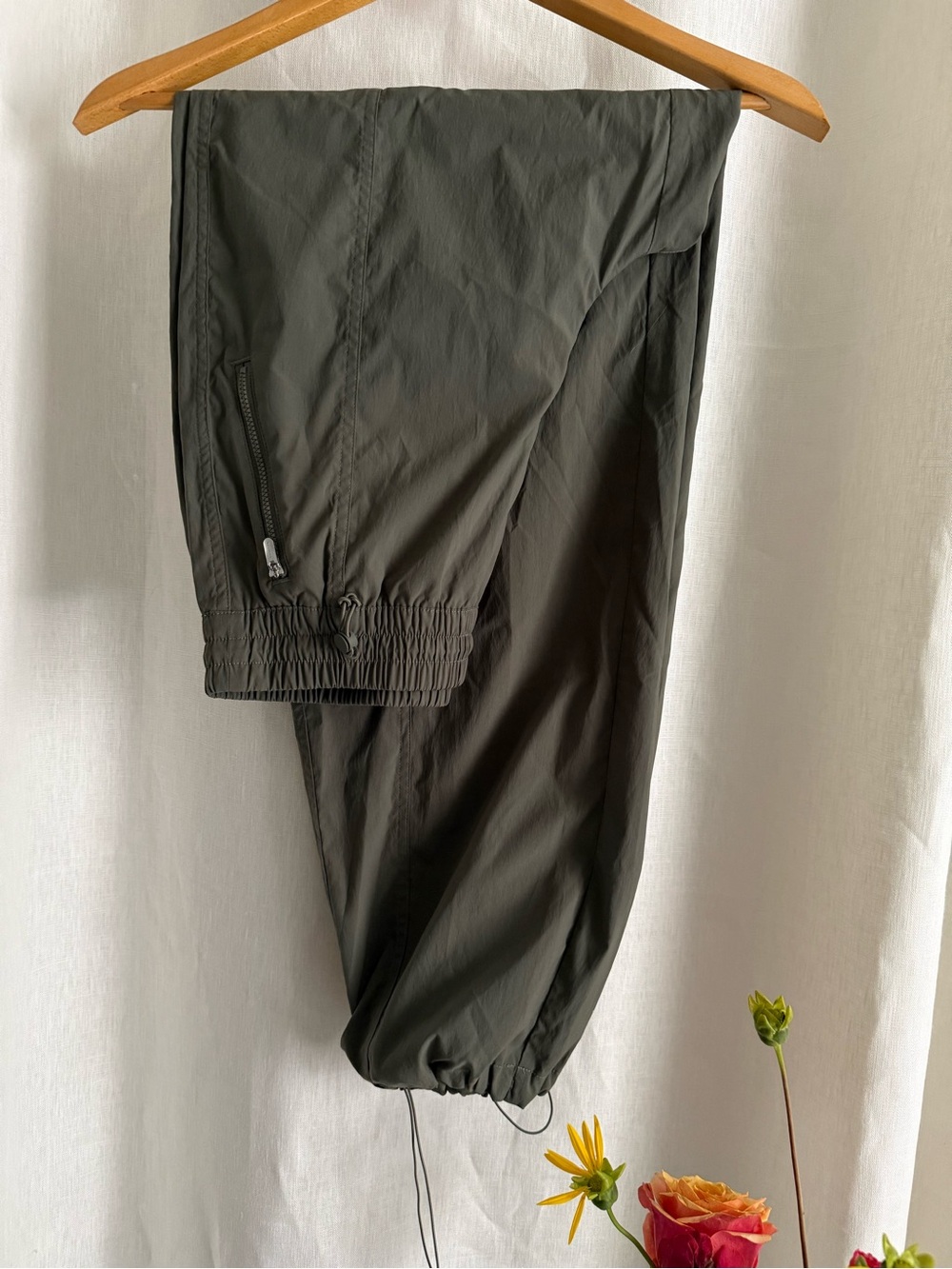 NWOT Athleta Cargo Jogger Pants XS Army Green Adjustable Hem Zip Sweatpants